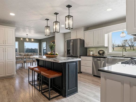 5th image of 1421 Edwards Rd