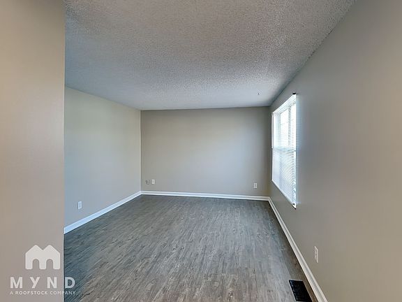 4th image of 5853 Sundrops Ave