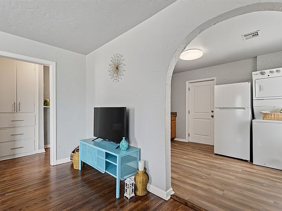 4th image of 307 W 11th St