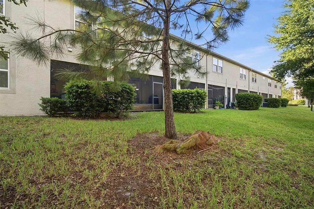 3 bed, 2.5 bath, 2307 sqft, $3,000 — Photo 3
