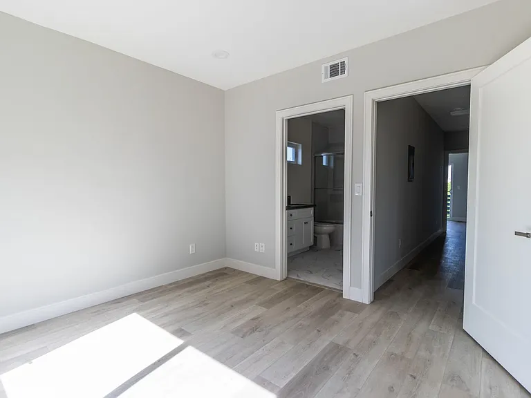 5132 Riverton Ave — Photo 21