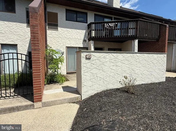 660 Geneva Dr APT 14, Mechanicsburg, PA 17055