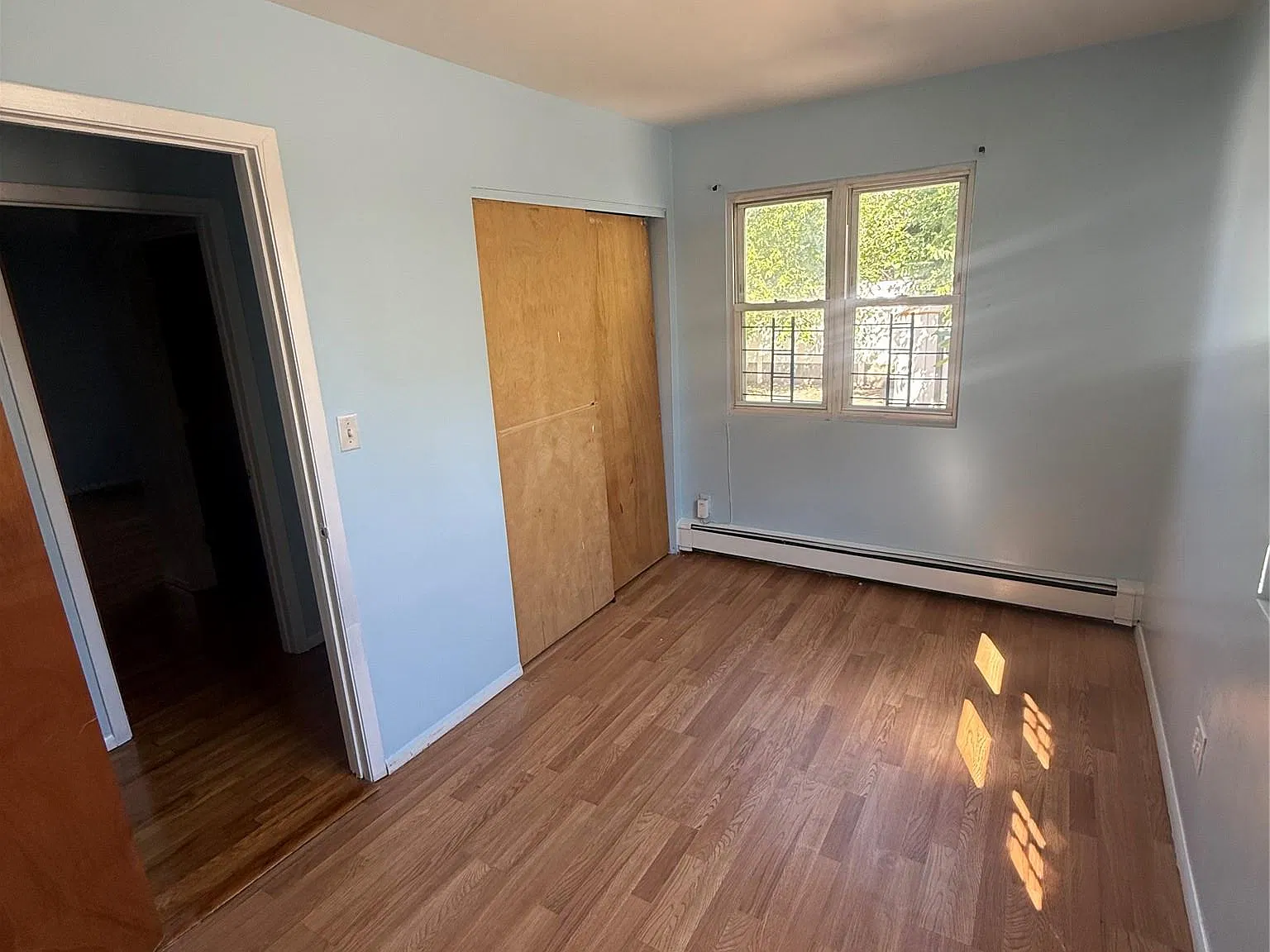 4 bed, 2.0 bath, 2400 sqft, $4,000 — Photo 4
