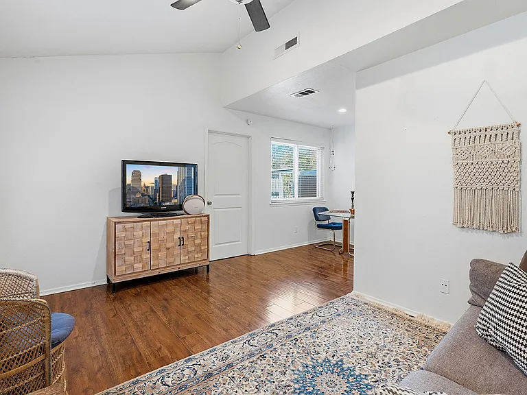 1106 W 22nd St #2 — Photo 5