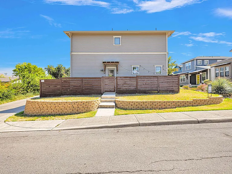 1162 N Olive St — Photo 27