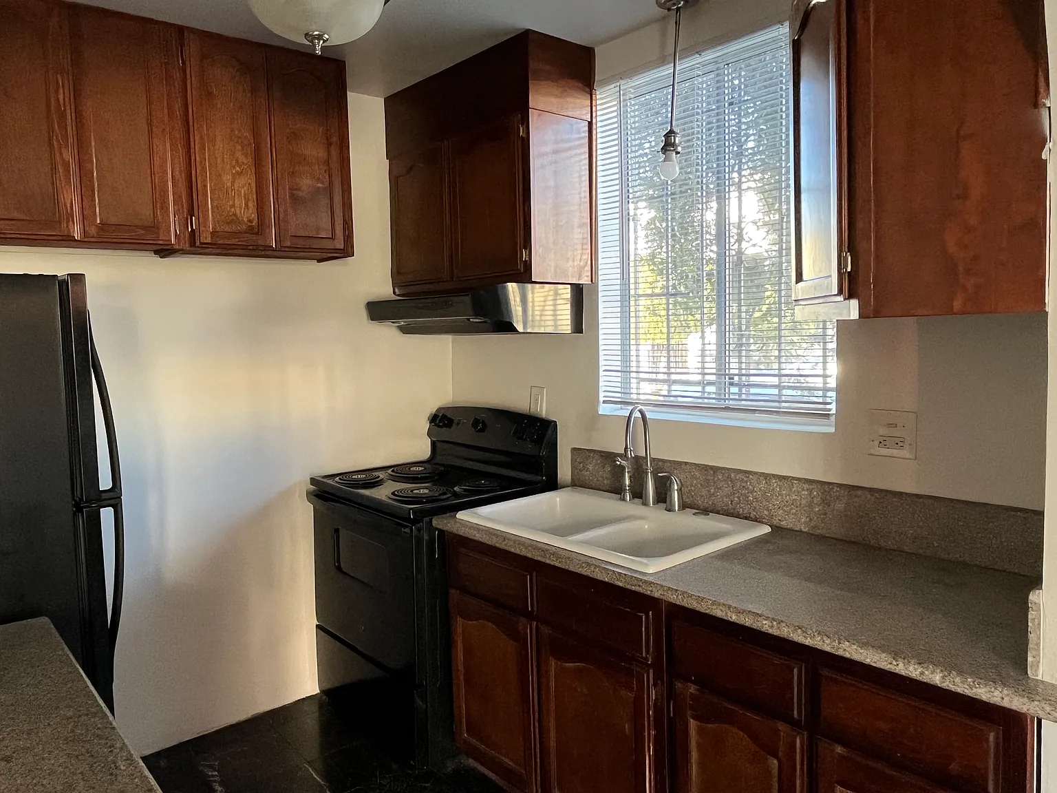 941 S Saint Andrews Pl — Photo 2