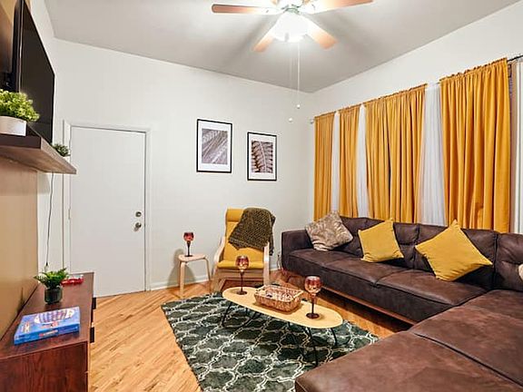 2nd image of 906 N Damen Ave #908-1R