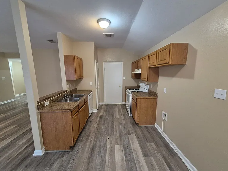 8806 Slumber Ln — Photo 35