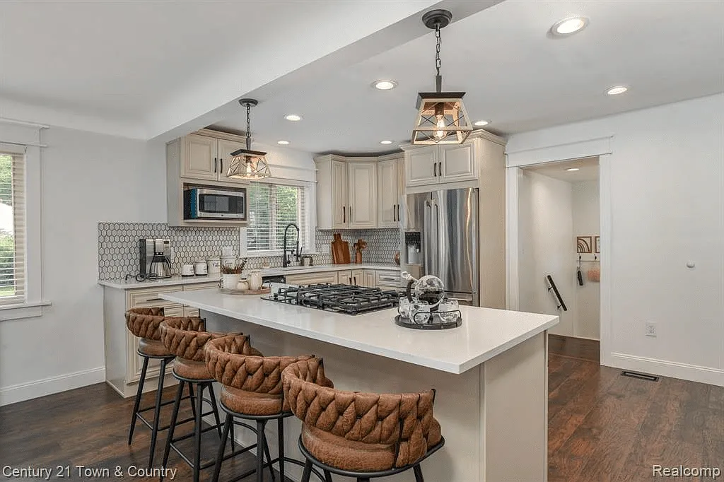 3 bed, 2015 sqft, $3,500 — Photo 3