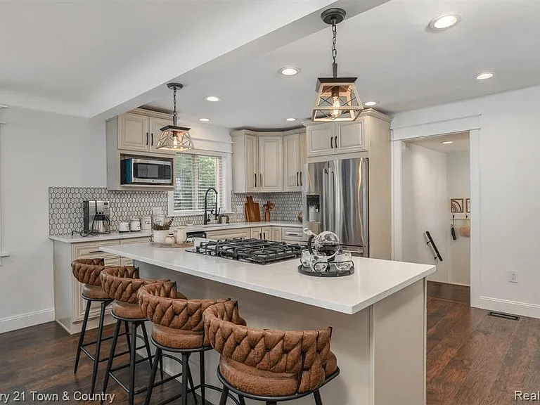 28588 Pierce St — Photo 3