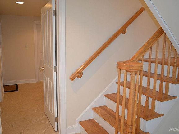 Side entry foyer