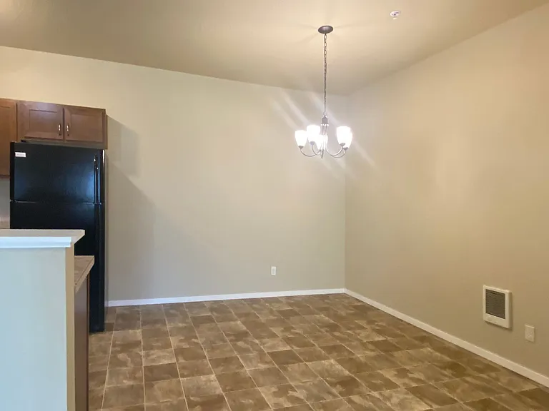 Catron Apartments - 1-3 Bedrooms 2 Bathrooms with In Unit Washer/Dryer and Internet — Photo 9