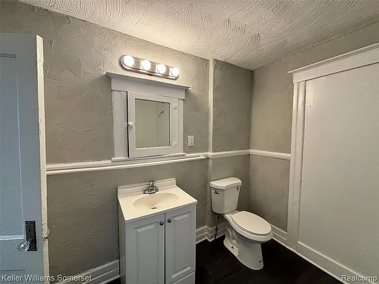 242 Ferris St — Photo 9