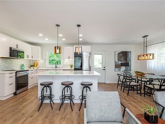 3rd image of 2276 Miriam Ln