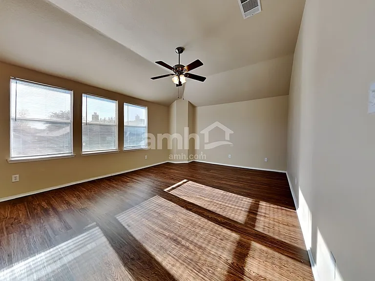 421 Hackberry Dr — Photo 13