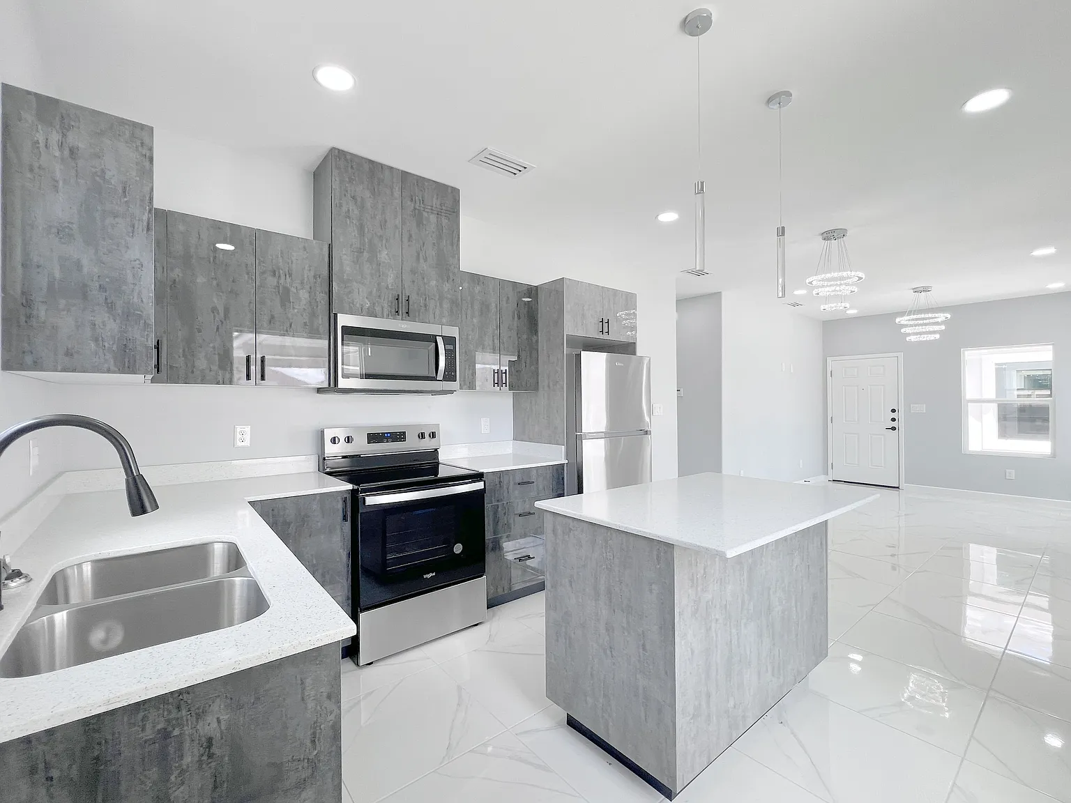 3 bed, 1100 sqft, $1,095 — Photo 2