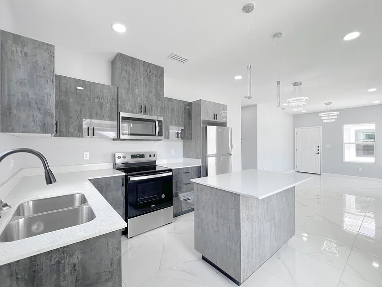 913 N Woodson Ave — Photo 2