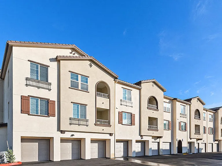 Vernola Marketplace Luxury Apartments — Photo 29