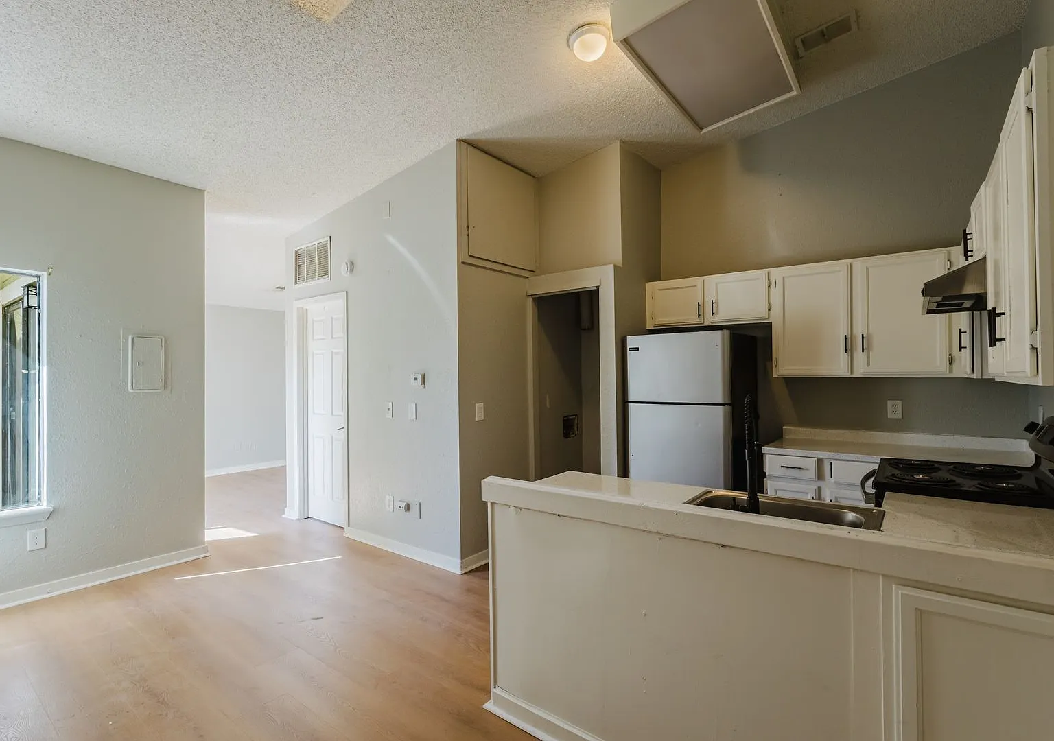 Penthouse level 1bed condo with private balcony — Photo 3