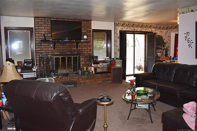 2nd image of 601 W Fredericksburg St
