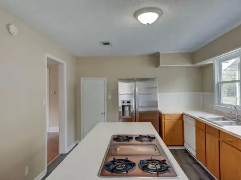 806 Ratcliff St — Photo 3