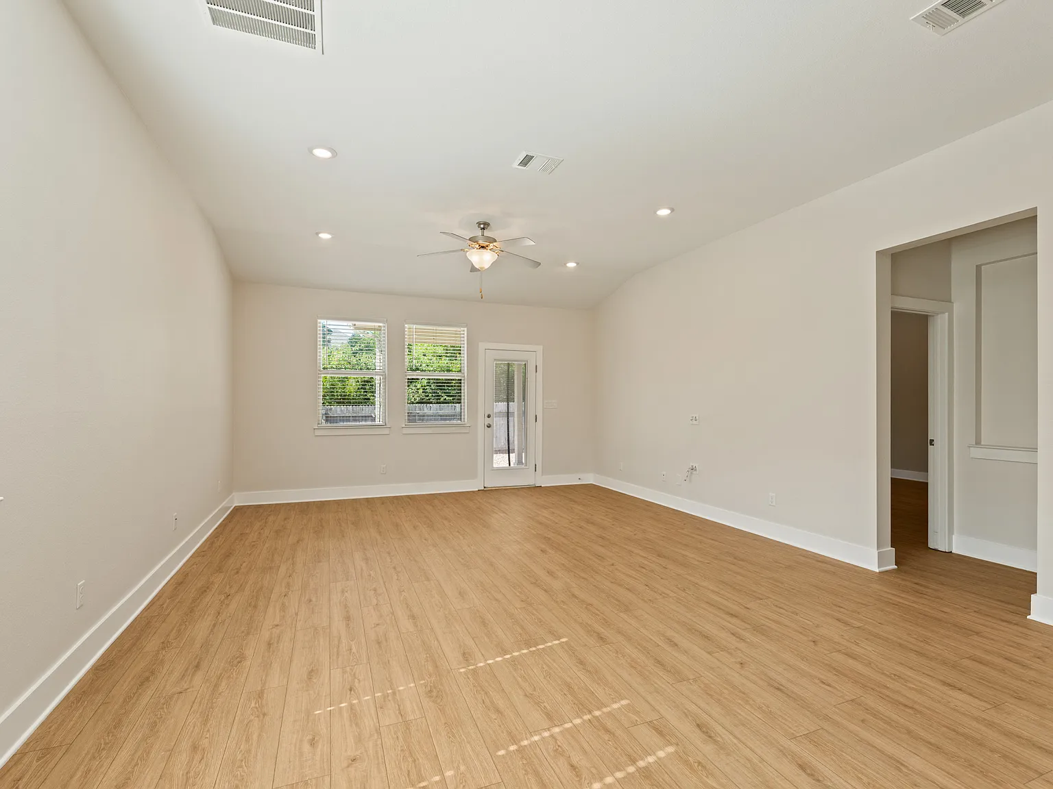 4 bed, 2.5 bath, 2935 sqft, $2,600 — Photo 3