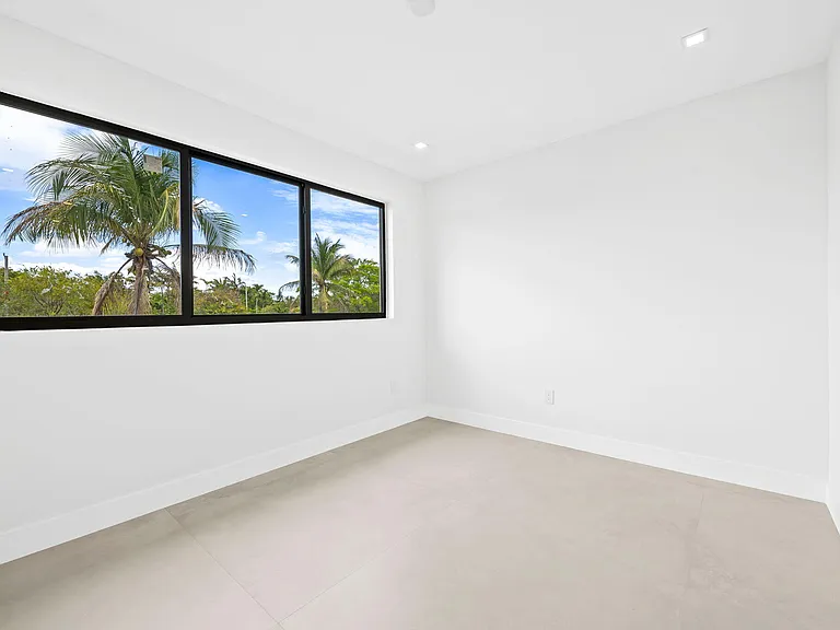 2324 SW 26th St — Photo 32