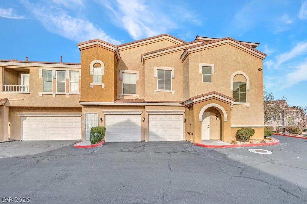 2 bed, 1.0 bath, 1117 sqft, $1,799 — Photo 2