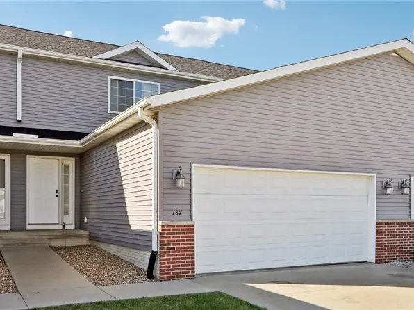 137 Woodstone Ln SW, Cedar Rapids, IA 52404