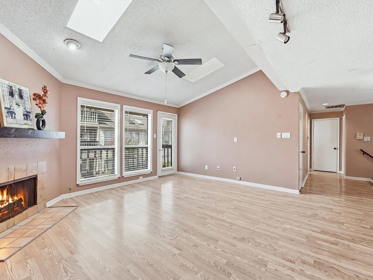 2 bed, 1155 sqft, $1,600 — Photo 4