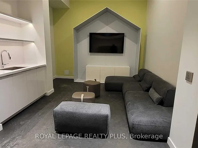 39 Roehampton Ave E #1807 — Photo 13