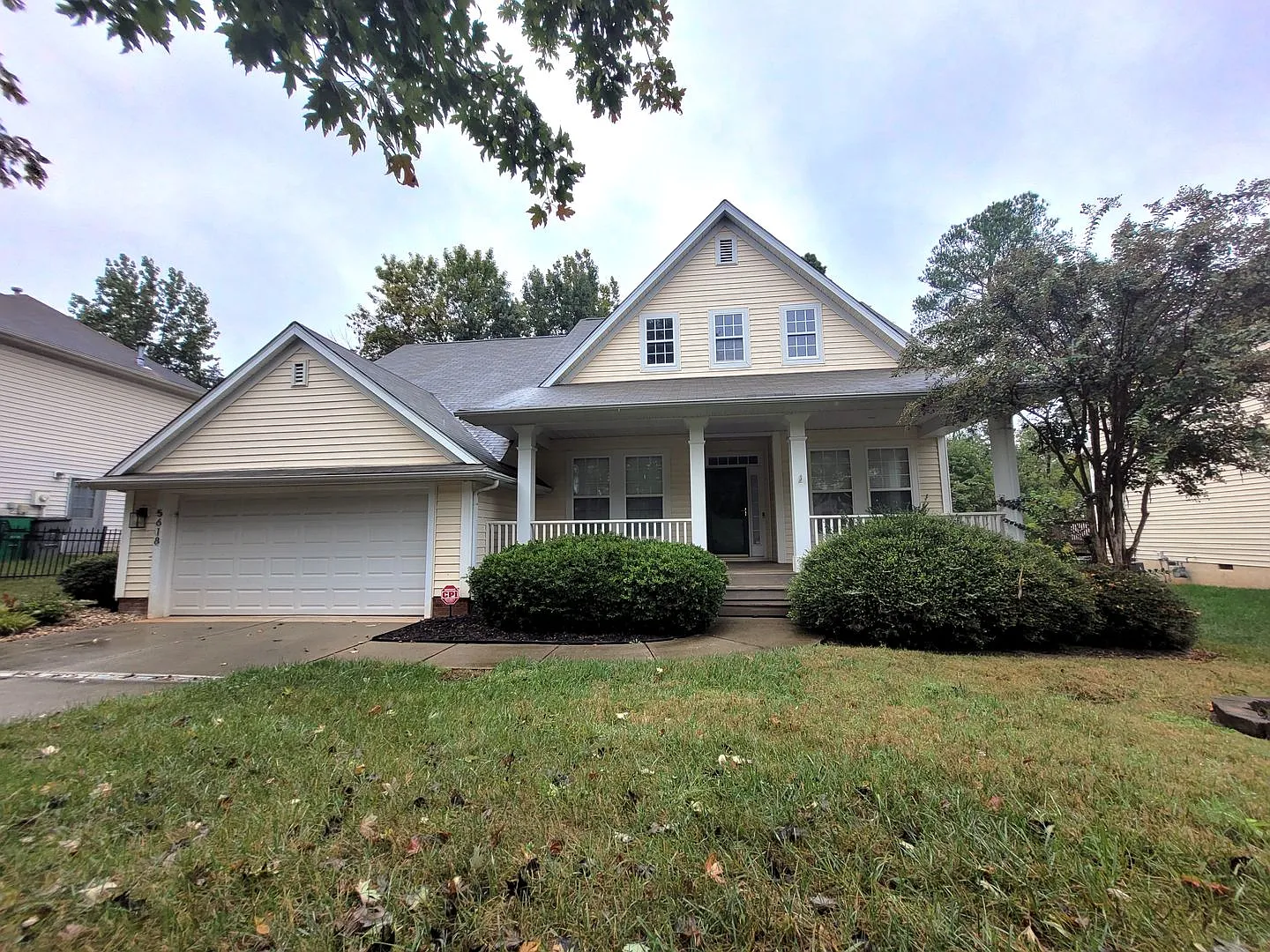 Stunning 4 Bed/2.5 Bath Home - Charlotte - 2 Car Attached Garage - Main Floor Primary Bedroom - L... — Photo 1