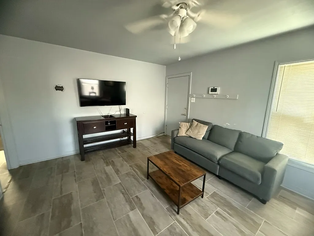 2 bed, 1.0 bath, 764 sqft, $1,600 — Photo 4
