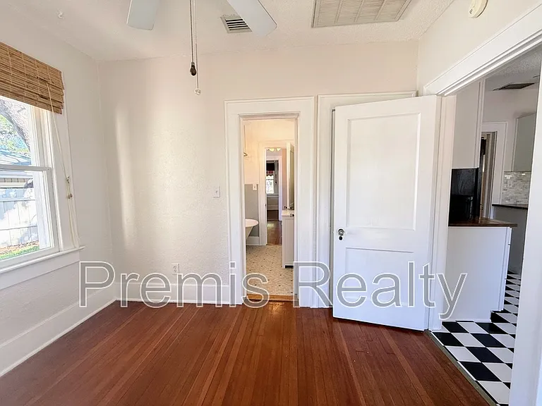 1103 Charles St — Photo 13