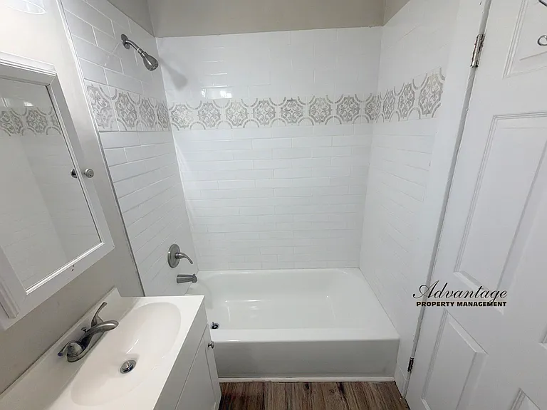 525 N Waldran Blvd #4 — Photo 9