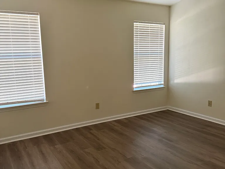 814 Holbrook Dr — Photo 11