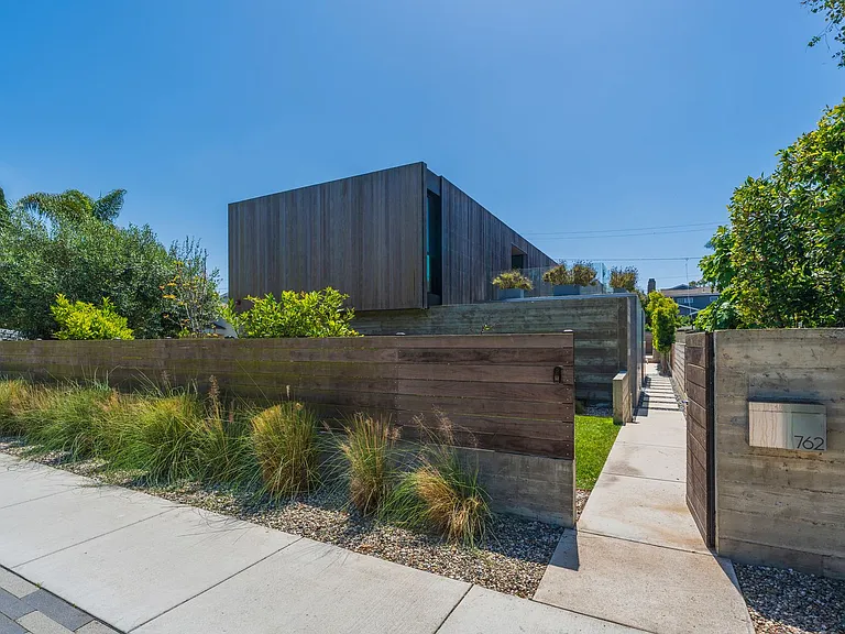 762 Rosecrans Ave — Photo 2