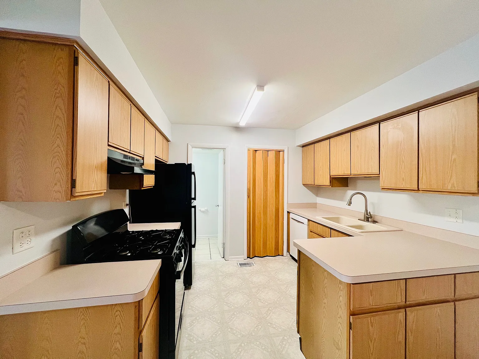 1303 Kingsbury Dr — Photo 4