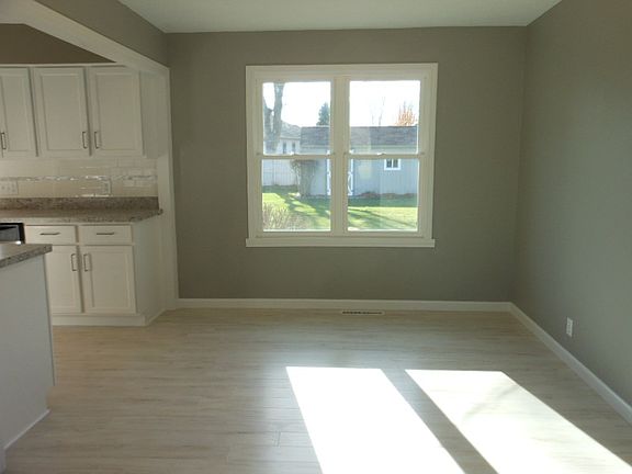 4th image of 23404 Crestwood Dr