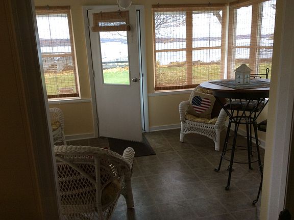 Sunroom on lakeside 