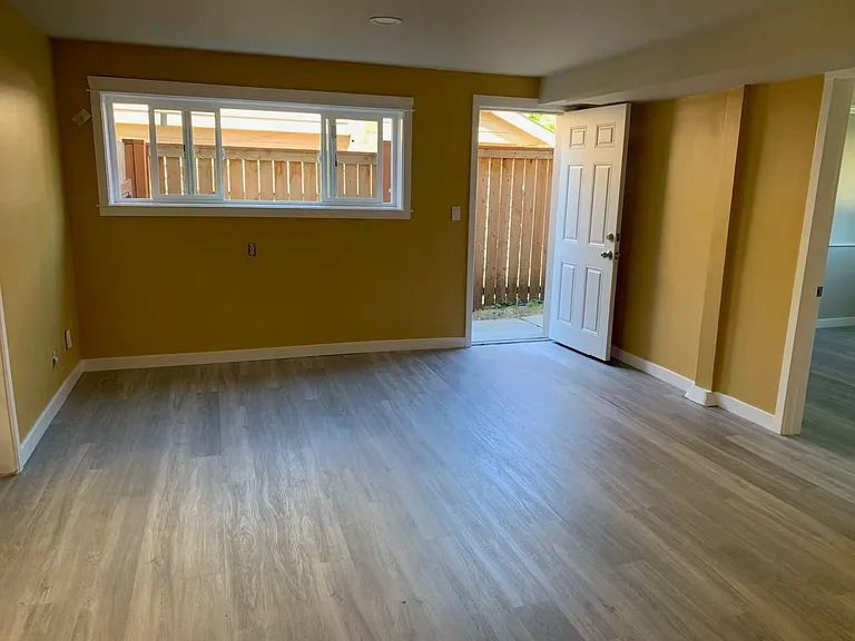 12146 SE 44th Pl — Photo 2