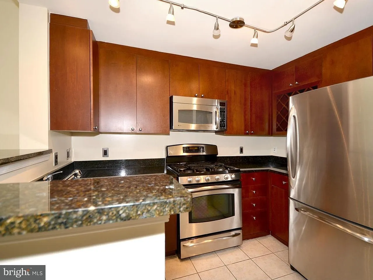 Bright Penthouse Condo w/ Garage Parking in Downtown Silver Spring — Photo 3