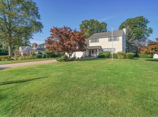 232 Tahlulah Ln, West Islip, NY 11795