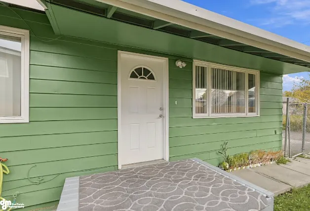 3 bed, 1040 sqft, $2,000 — Photo 2