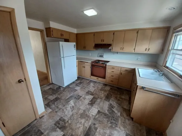 2216 La Follette Ave, Manitowoc, WI 54220