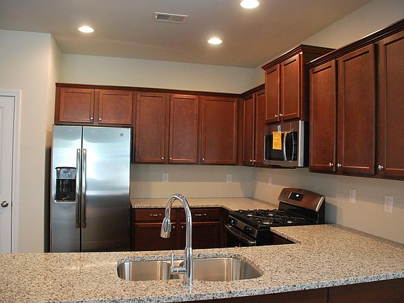 4th image of 48 Laurel Dr E