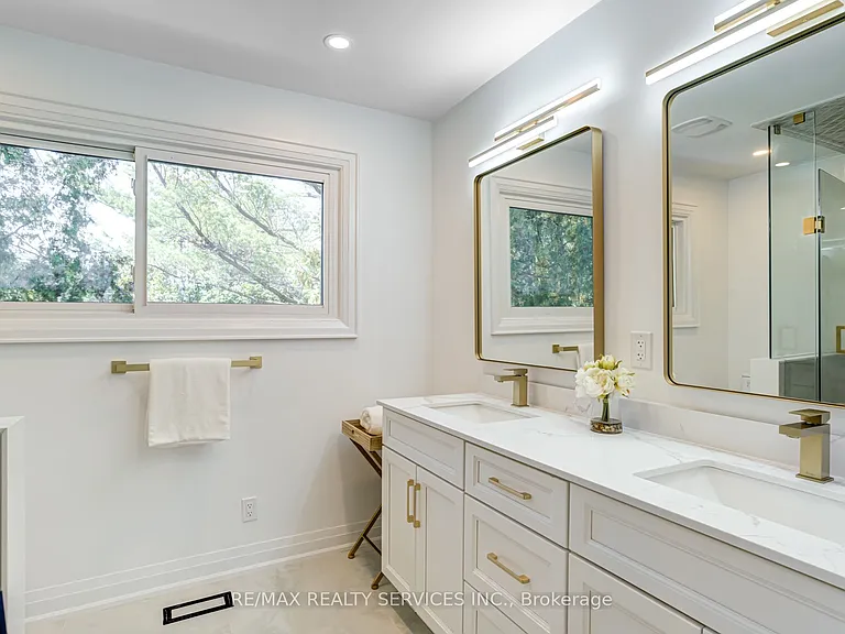 5133 Cherryhill Cres — Photo 21
