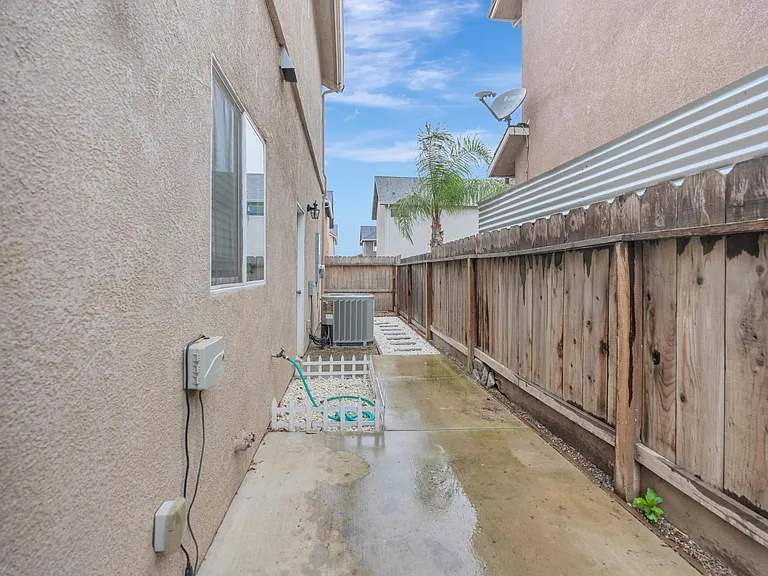 1061 Vermont Ave — Photo 36