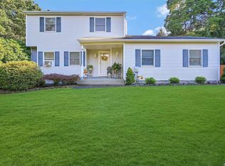 18 Victoria Ln, Manorville, NY 11949