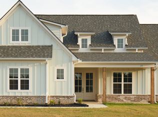 22 Chapel Hill Dr, Holly Springs, MS 38635